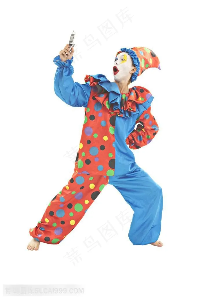 游乐园广告元素 叉腰夸张表情惊讶看着手机的小丑表演