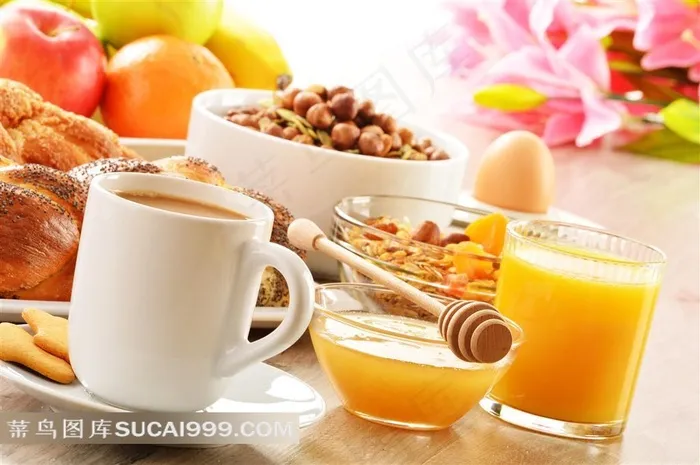 蜂蜜奶茶麦片鸡蛋饼干面包橙汁水果早餐和鲜花