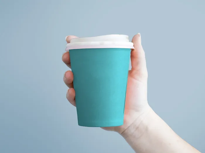 饮品包装瓶咖啡杯纯蓝色背景Coffee Cup Hand