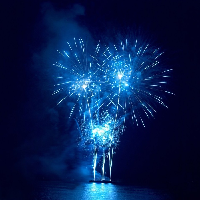 蓝色唯美绽放的烟花高清图片 - 菜鸟图库
