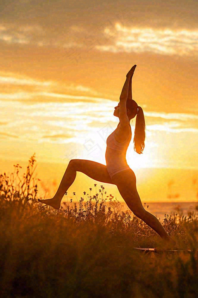 落日海边户外瑜伽健身运动训练，身心健康静心调理摄影图