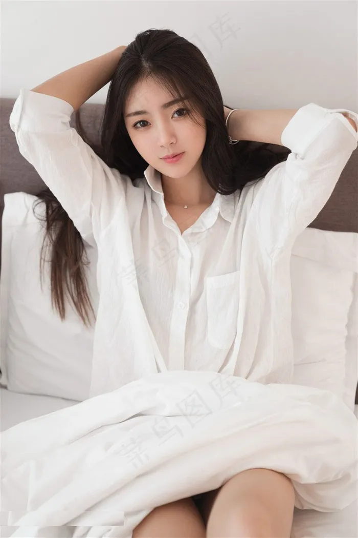 亚洲清纯小姐长发酒店气质摸头坐姿白衬衫美女图片