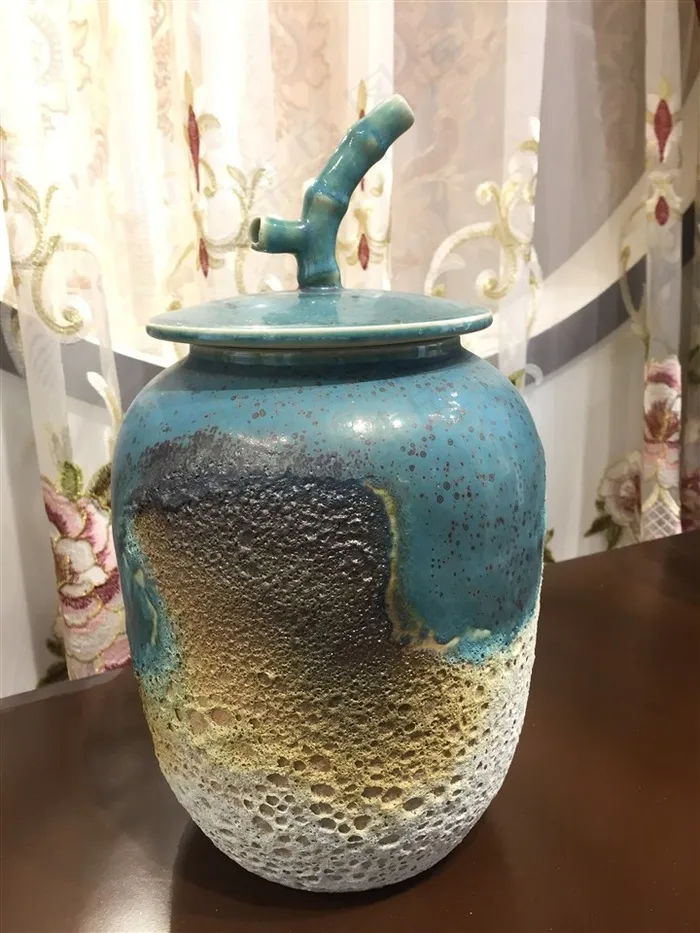 展会蓝色古董花瓶