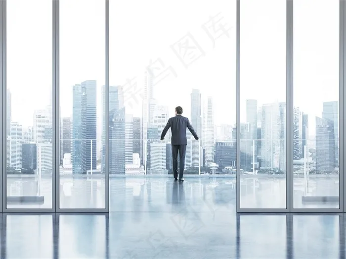 站在玻璃门外的平台上望着城市的商务人士高清图片