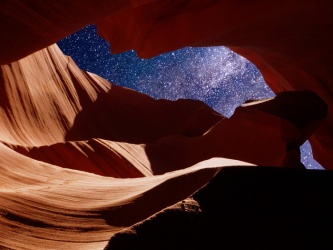 红岩石峡谷与唯美星空图片