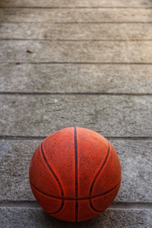 地板上的篮球图片
