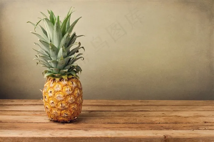 木板上的菠萝摄影素材