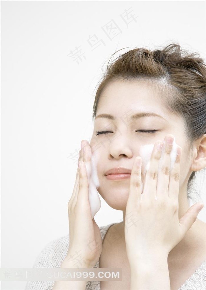 女性脸部皮肤保养护理特写图片