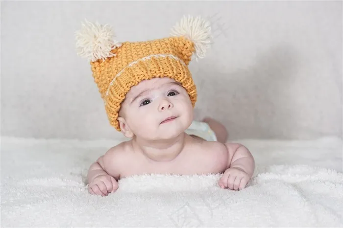 戴着针织毛线帽的宝宝写真高清图片