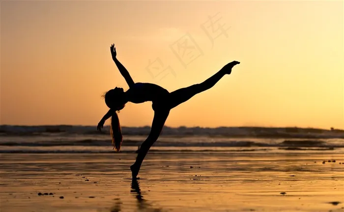 夕阳海边舞者图片