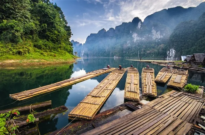 美丽的山水和竹筏高清图片