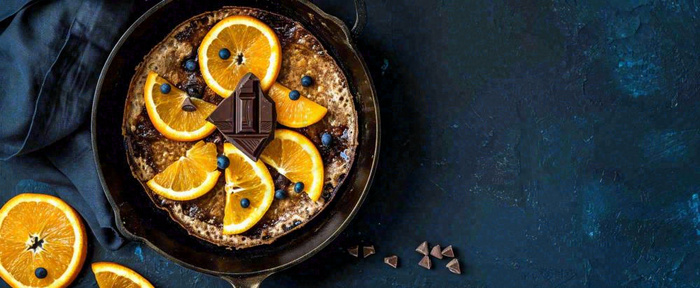 美食简约烤饼蛋糕，巧克力水果橙子摄影图