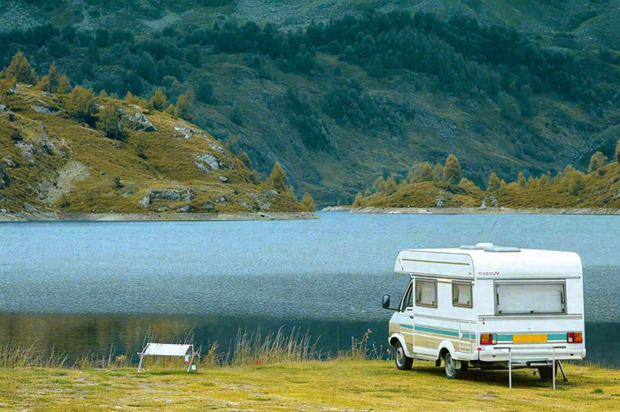 野外露营湖边停着一辆房车，野餐，春游摄影图