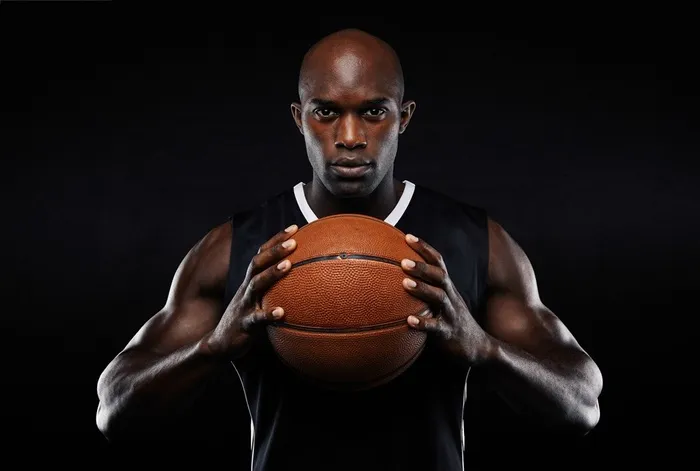 打篮球的男性高清图片