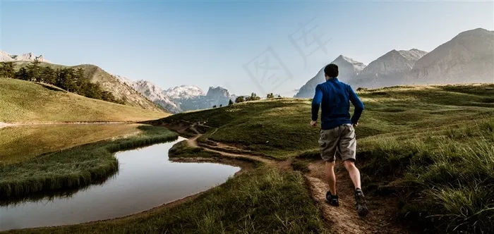美丽的山水景色与男士高清摄影图片
