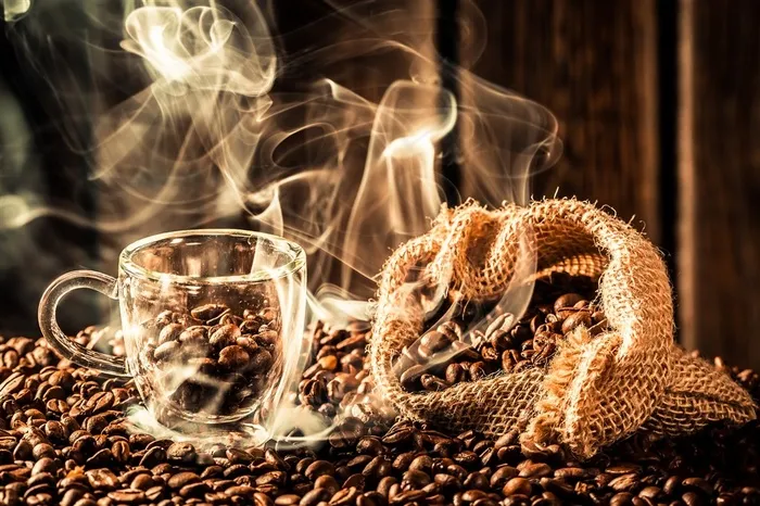 一杯香浓的咖啡和一袋咖啡豆咖啡图片