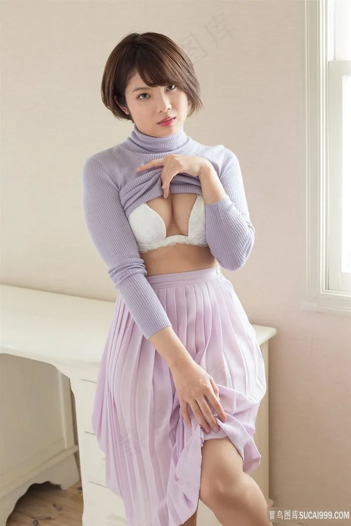 日本高清短发少妇百褶裙性感写真