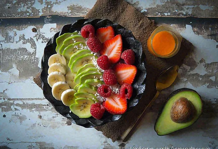 美食水果拼盘早餐沙拉咖啡，牛油果香蕉草莓奇异果果汁摄影图