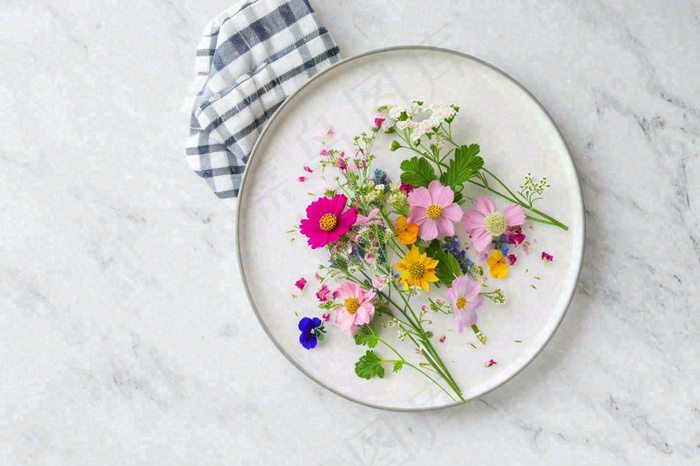 鲜花彩色花朵碟子摆盘简约摄影图