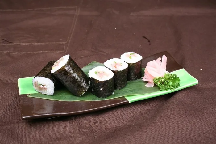 葱拌金枪鱼紫菜卷美食素材图片