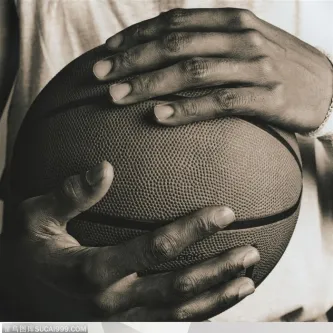 篮球运动-双手抱着篮球