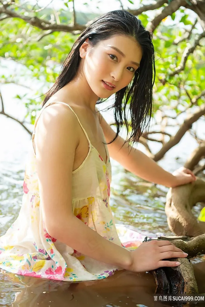 日本清纯美少女湿身写真图片