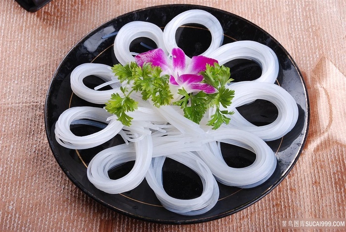 盘装新鲜粉丝火锅图片