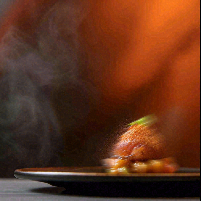 美食寿司水果烤肉拼盘蔬菜，朦胧摄影质感摄影图