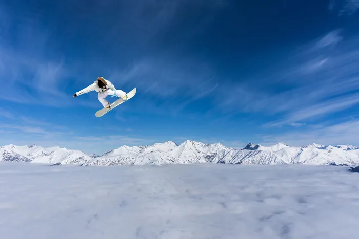 冬天空中跳跃的滑雪人物