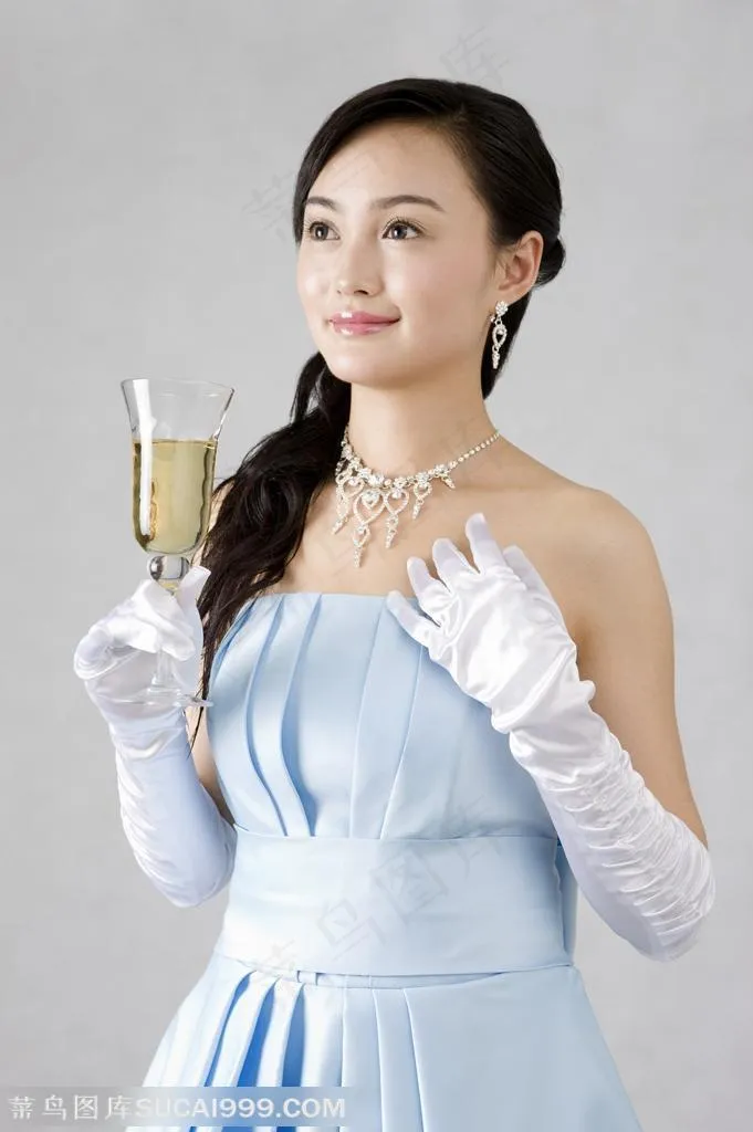 中国婚纱摄影广告素材 穿婚纱拿着香槟的新娘