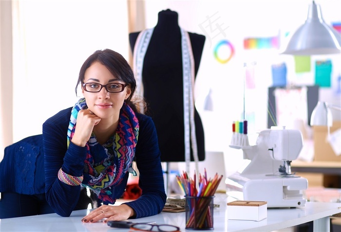 办公前的服装设计师高清摄影图 - 菜鸟图库