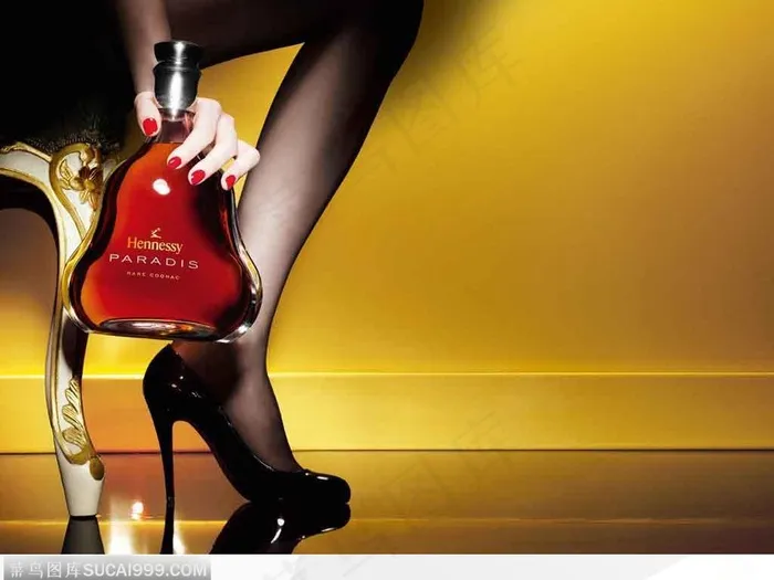 坐在凳子上穿性感丝袜黑色高跟鞋涂红色指甲油拿着酒的女性手部特写
