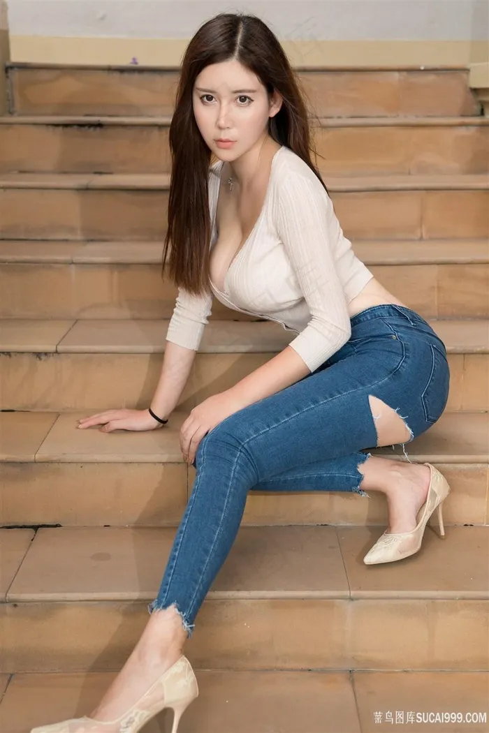 坐在台阶上的性感牛仔裤美女图片李雅