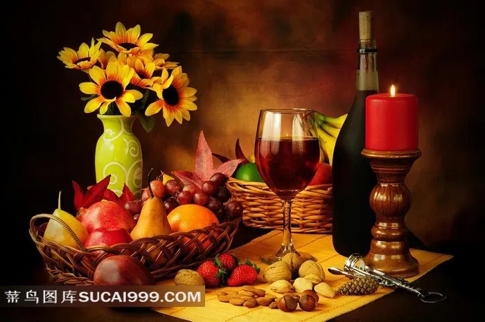 桌上的水果篮坚果蜡烛鲜花红酒高清静物图片