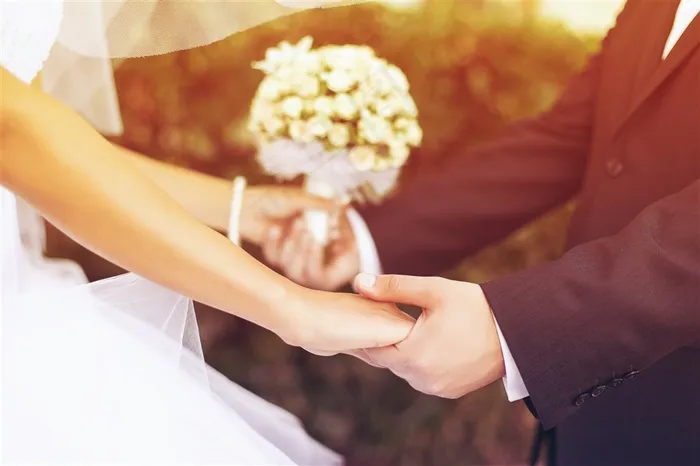 双手牵在一起的新娘新郎高清摄图