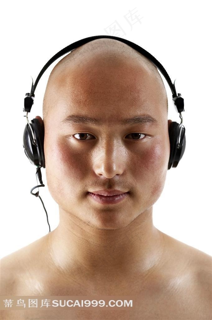 戴耳机听音乐的光头和尚