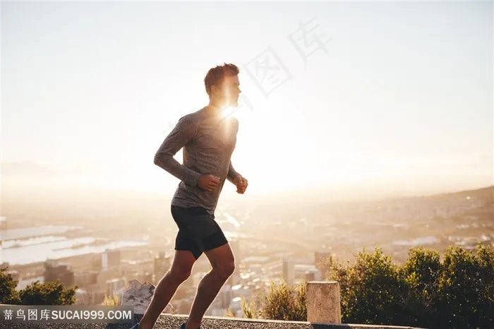 清晨跑步健身的男士高清图片