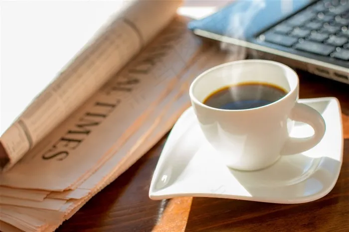 报纸和美味咖啡