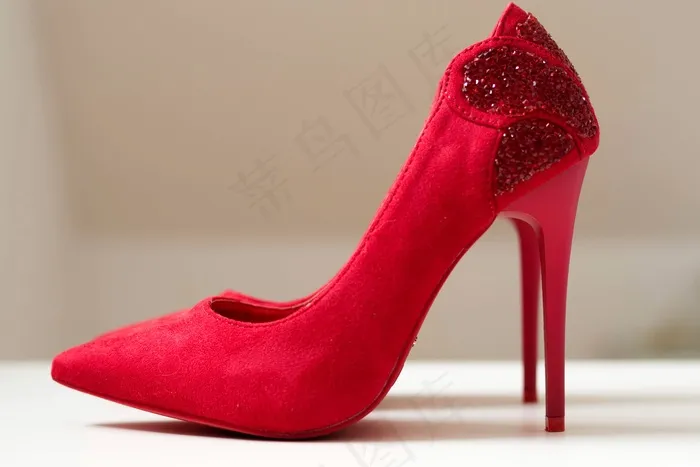 红色婚鞋高跟图片
