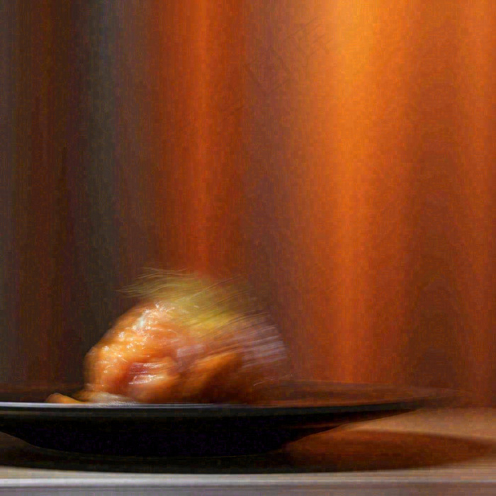 美食寿司水果烤肉拼盘蔬菜，朦胧摄影质感摄影图