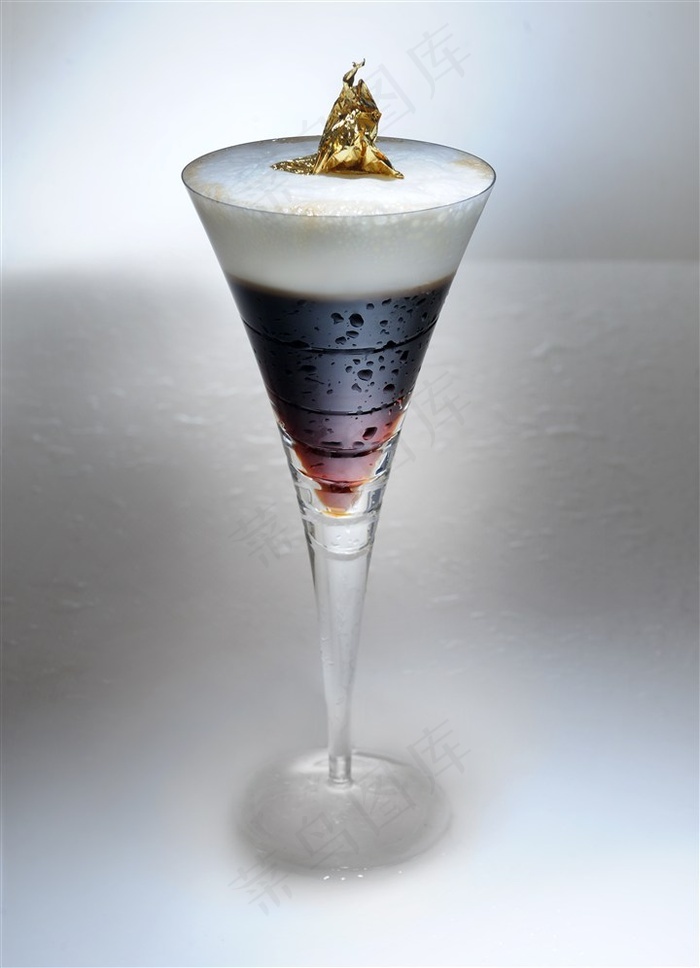 高脚杯里的鸡尾酒