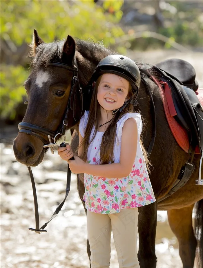 可爱的小女孩骑马