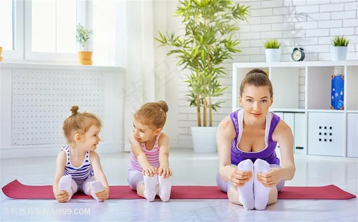 练习瑜伽的儿童高清图
