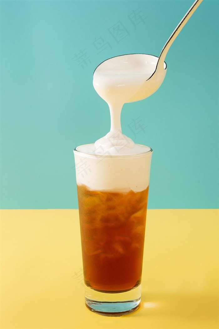饮品图片-红茶奶盖饮料图片