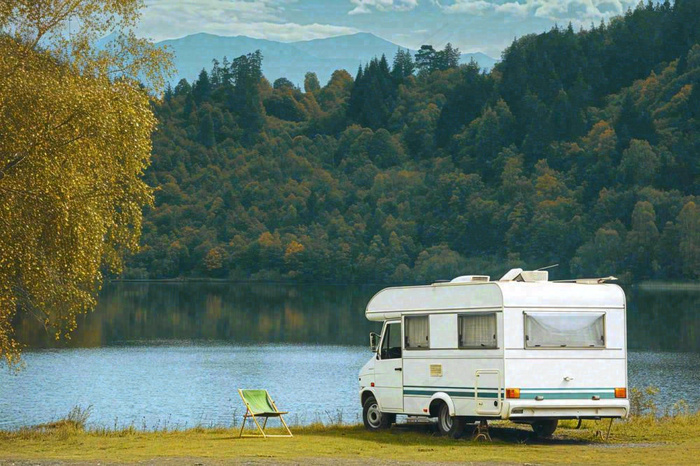 野外露营湖边停着一辆房车，野餐，春游摄影图