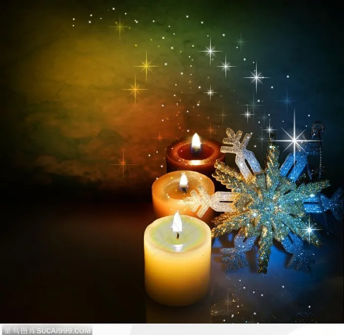 漂亮的圣诞蜡烛和装饰雪花