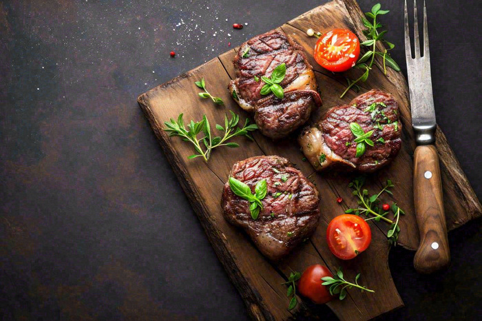 西餐美食牛肉羊肉烤肉扒类番茄食品摄影图