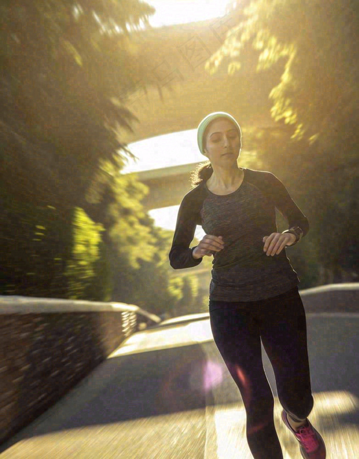 户外运动散步跑步奔跑，阳光活力摄影图
