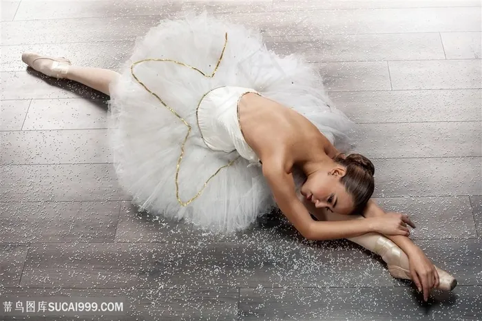 白色芭蕾舞裙的舞者拉一字马图片