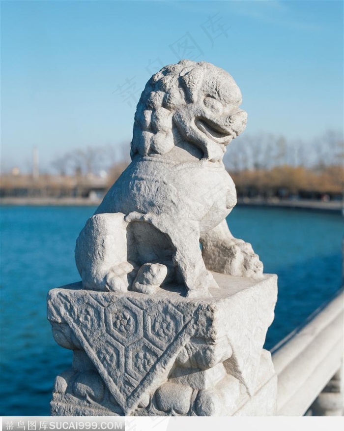 颐和园昆明湖十七孔桥精美的石狮子侧面